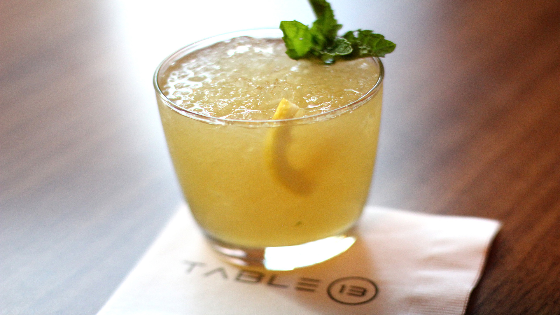 Whiskey smash cocktail
