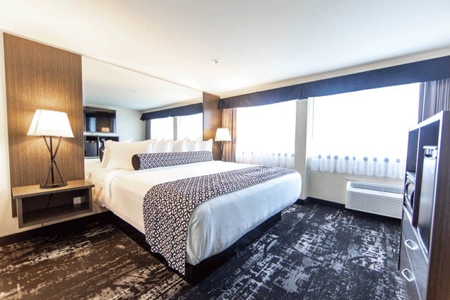 Bedroom | Deluxe King Room | Davenport Centennial