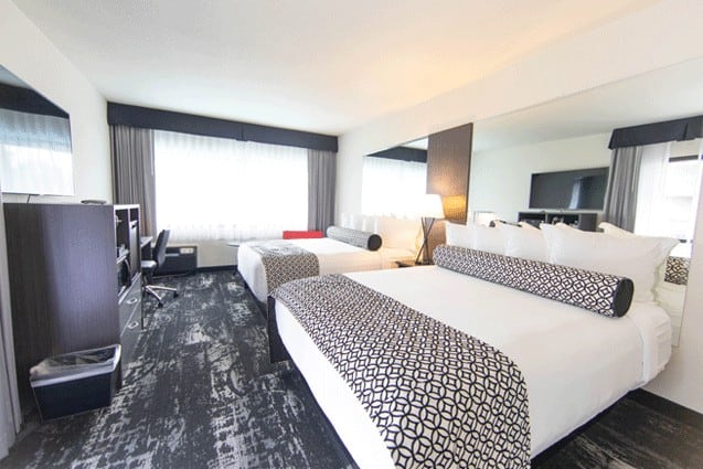 Bedroom | Deluxe Queen Poolside Room | Davenport Centennial