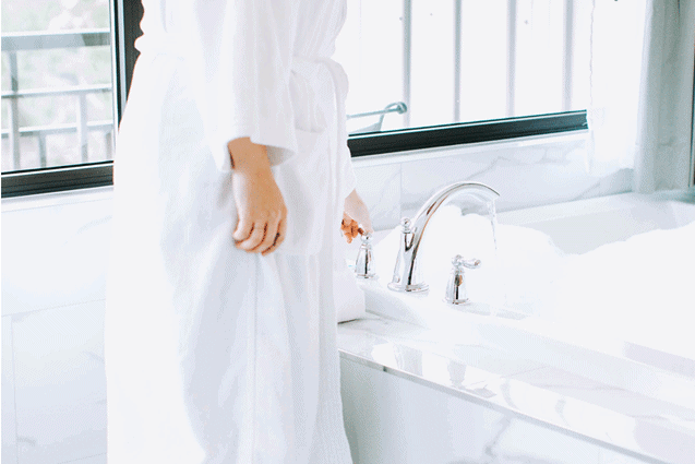 Bathroom and tub | King Suite Jetted Tube | Davenport Centennial
