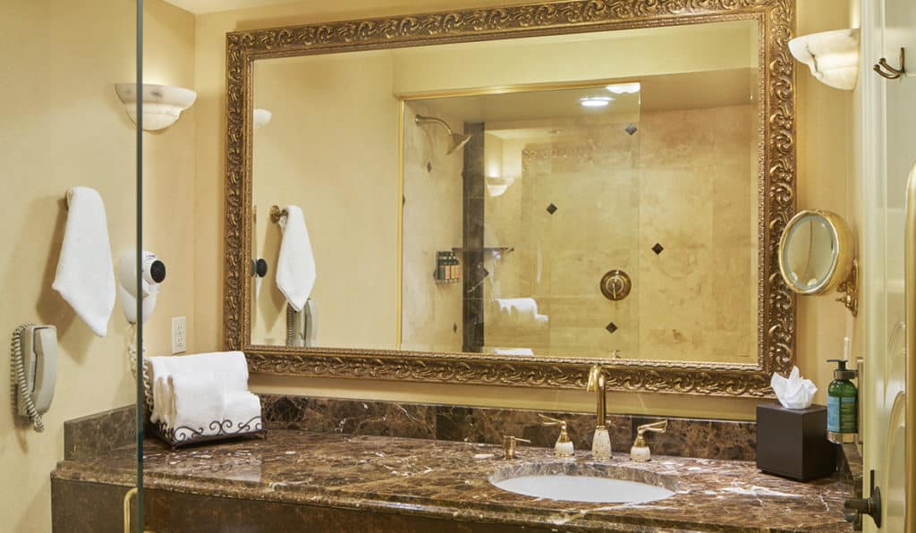Honeymoon Suite- bathroom | Historic Davenport