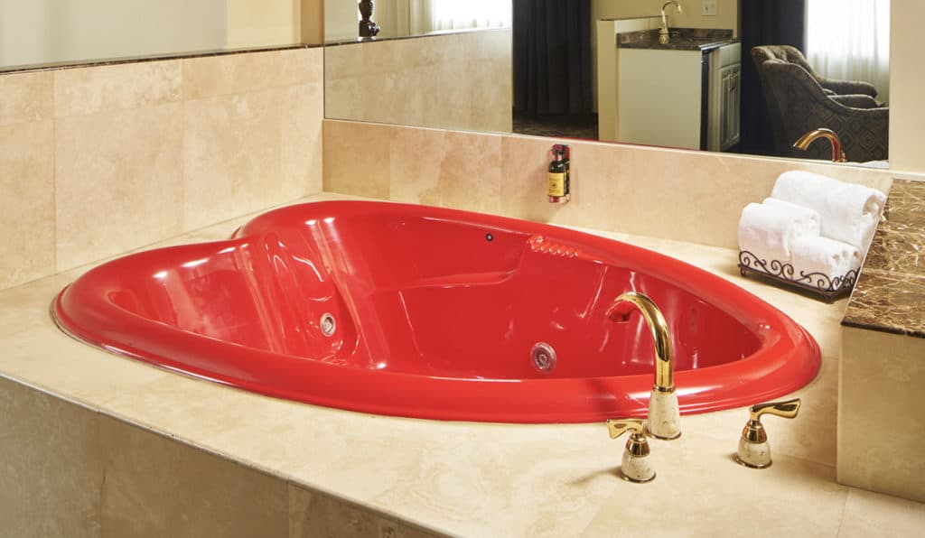 Honeymoon Suite- Heart Shaped hot tub | Historic Davenport