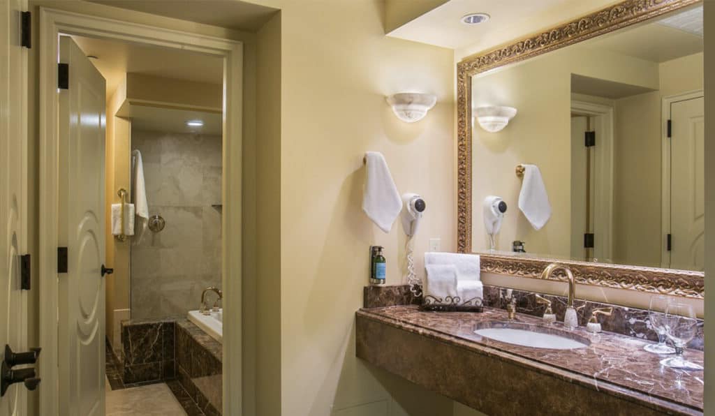Bathroom | Deluxe Room | Historic Davenport