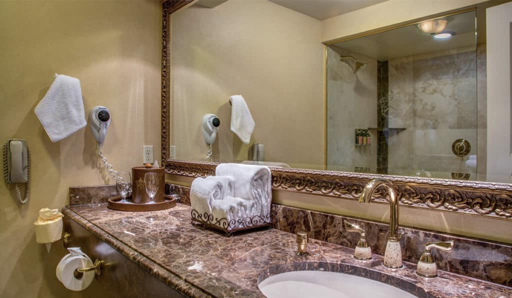 Bathroom | Deluxe Room | Historic Davenport